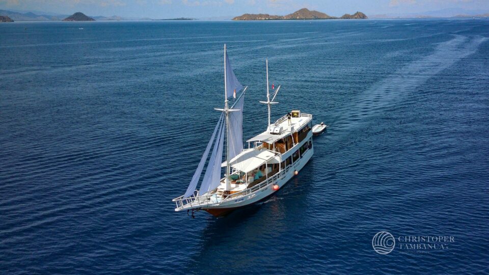 Phinisi Cruise Ship by Christoper Tambanua, the best flore tour organizer